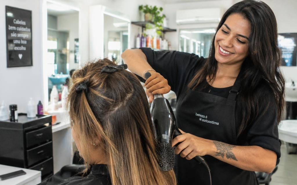 Cabeleireira atendendo uma cliente no salão